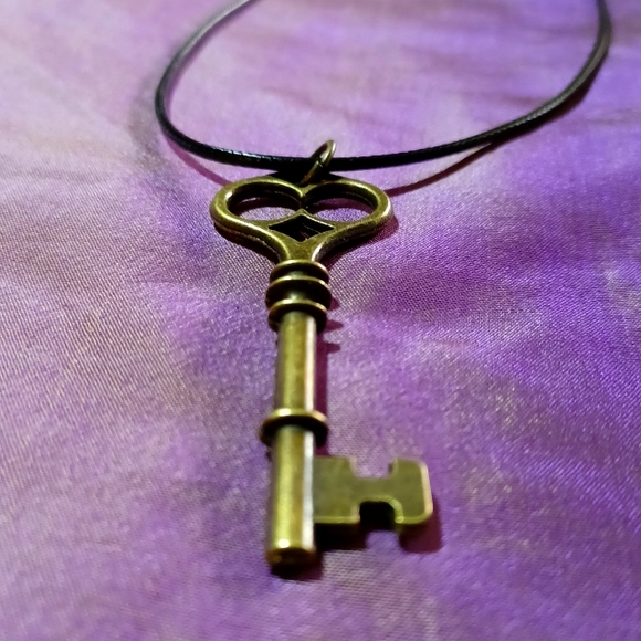 Brass key pendant necklace jewelry skeleton key vintage antique brass key black - Picture 4 of 5